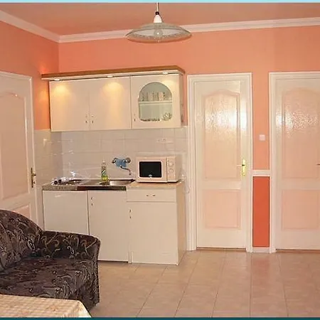 Livia Apartman アパート バラトンレッレ