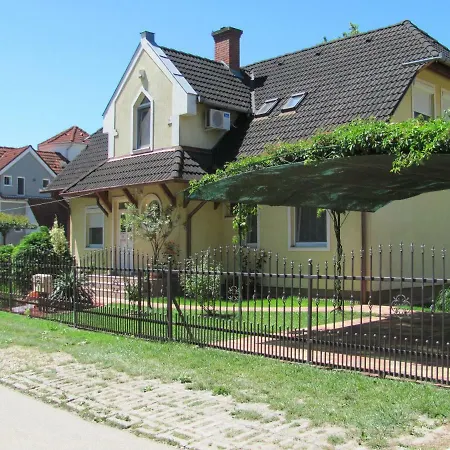 Livia Apartman バラトンレッレ